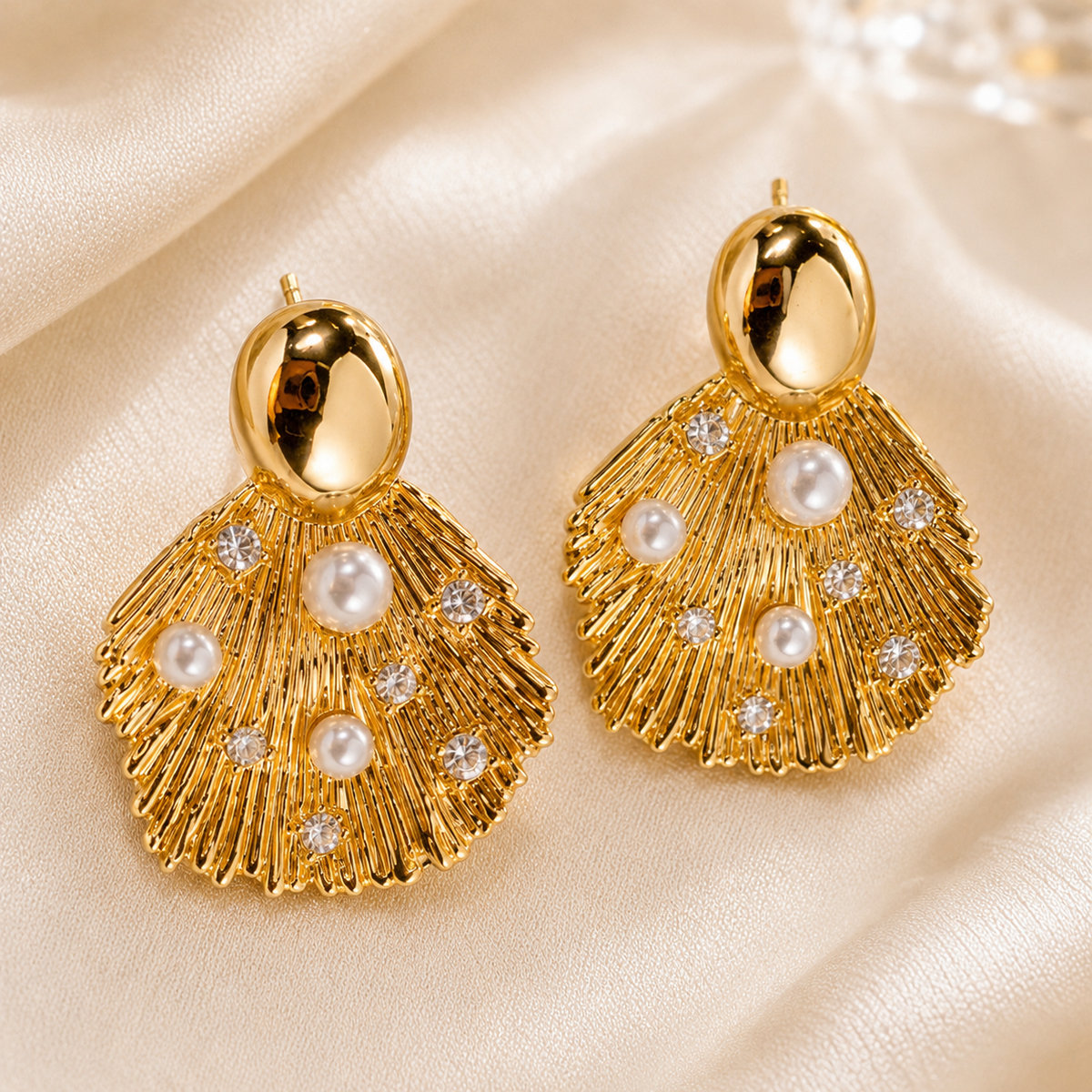 Shell pearl studs